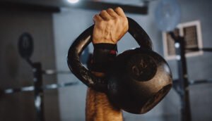 أفضل 7 تمارين kettlebell لتقوية عضلات الوسط