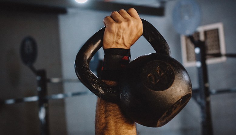 أفضل 7 تمارين kettlebell لتقوية عضلات الوسط